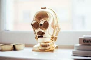Buste doré du personnage C-3PO de Star Wars, avec des détails sur le visage et les yeux.