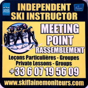 Panneau indiquant le point de rencontre pour les leçons de ski à Flaine avec des informations de contact.